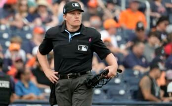 Jen Pawol, a márványbíró, a houstoni Astros és a Miami Marlins közötti tavaszi baseball -mérkőzés első fordulójában, 2024. március 10 -én, vasárnap, a floridai West Palm Beach -ben, a tavaszi baseball -mérkőzés első fordulójában veszi pozícióját.