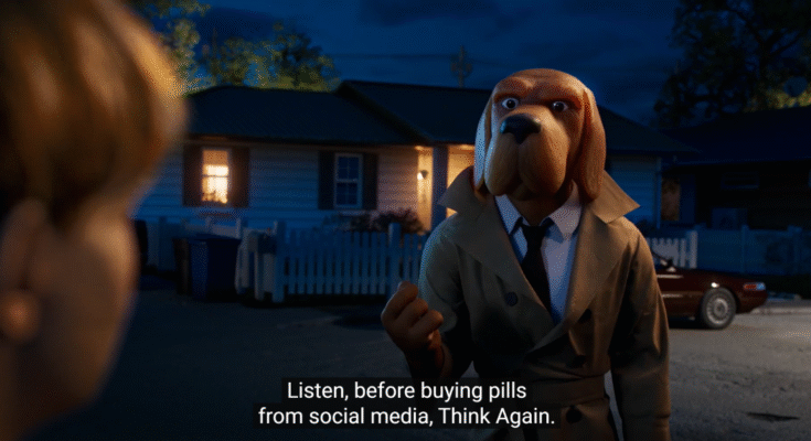 Egy McGruff The Crime Dog Public Service AD figyelmezteti a fiatalokat a fentanilt tartalmazó vényköteles hamis gyógyszerekről.
