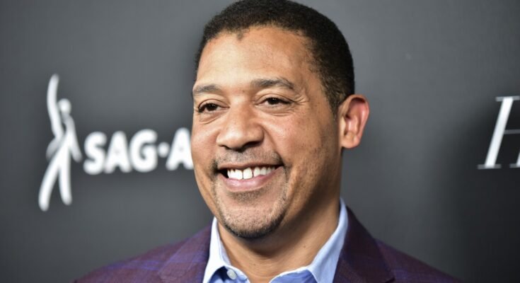 Az NFLPA David White felé fordul, aki második helyezett lett Lloyd Howell mögött, mint aktív ügyvezető igazgató